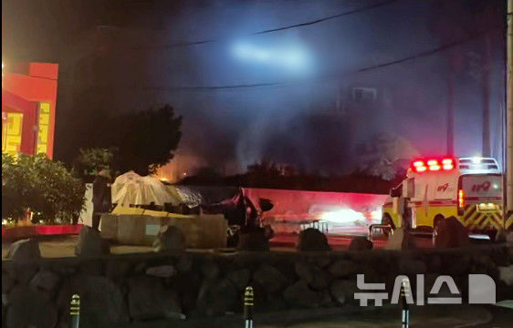 [제주=뉴시스] 27일 오후 제주 서귀포시 강정동 소재 음식점에서 화재가 발생해 소방당국이 진화에 나서고 있다. (사진=독자 제공) 2025.10.27. photo@newsis.com 