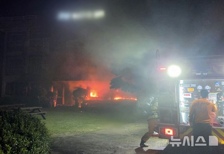 [제주=뉴시스] 27일 오후 제주 서귀포시 강정동 소재 음식점에서 화재가 발생해 소방당국이 진화에 나서고 있다. (사진=제주소방안전본부 제공) 2025.10.27. photo@newsis.com 