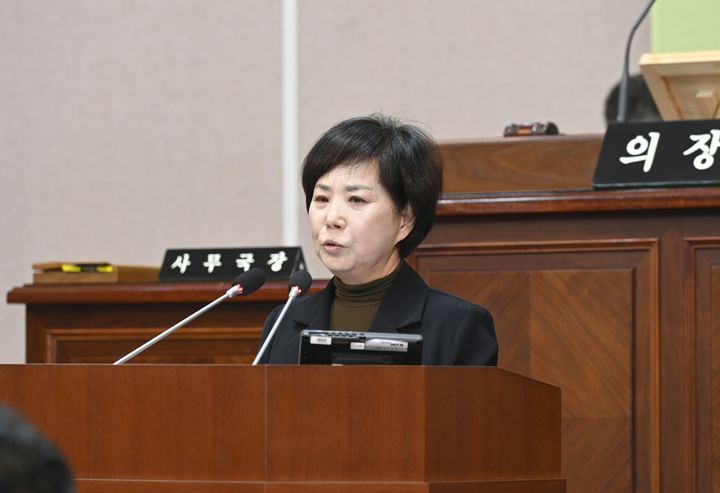 [거제=뉴시스] 신정철 기자= 경남 거제시의회(의장 신금자)가 27일, 제258회 임시회 제1차 본회의에서 박명옥 의원(더불어민주당, 행정복지위원장)이 대표 발의한 ‘남부내륙철도 착공식 거제시 개최 촉구 결의안’을 16명 의원 만장일치로 채택했다. 사진은 박명옥 의원이 지역균형발전 실현을 위해 착공식을 철도의 시·종착역인 거제시에서 개최할 것을 정부에 촉구하는 결의안을 대표 발의하고 있다.(사진=거제시의회 제공).2025.10.27. photo@newsis.com *재판매 및 DB 금지