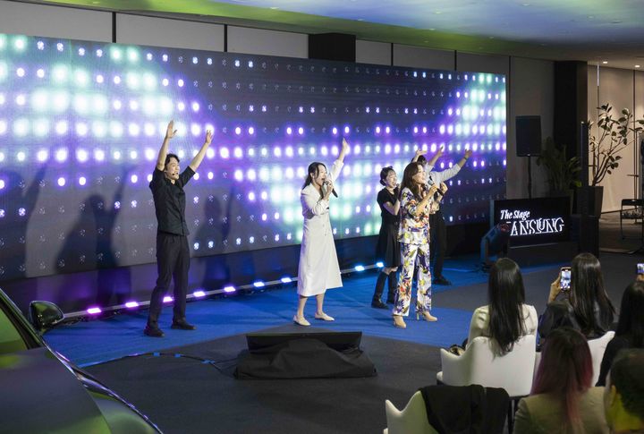 [서울=뉴시스] 지난 21일 서울 강남구 자곡동 메르세데스-벤츠 전시장에서 열린 '더 스테이지 한성’'공연 모습. (사진=한성자동차 제공) 2025.10.27 photo@newsis.com *재판매 및 DB 금지