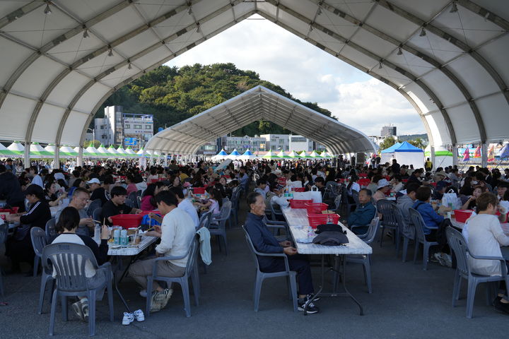 [통영=뉴시스] 신정철 기자= '2025 통영어부장터축제'가 지난 24일부터 26일까지 통영시 도남동 트라이애슬론광장에서 개최된 가운데 무려 32만명의 인파가 몰리며 3일 내내 발 디딜 틈 없이 붐볐다.사진은 '2025 통영어부장터축제' 축제장 모습.(사진=통영시 제공).2025.10.27. photo@newsis.com *재판매 및 DB 금지