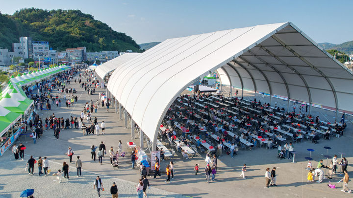 [통영=뉴시스] 신정철 기자= '2025 통영어부장터축제'가 지난 24일부터 26일까지 통영시 도남동 트라이애슬론광장에서 개최된 가운데 무려 32만명의 인파가 몰리며 3일 내내 발 디딜 틈 없이 붐볐다.사진은 '2025 통영어부장터축제' 축제장 모습.(사진=통영시 제공).2025.10.27. photo@newsis.com *재판매 및 DB 금지