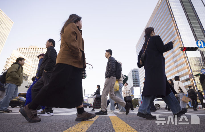 [서울=뉴시스] 김근수 기자 = 초겨울 날씨를 보인 27일 오전 서울 종로구 세종대로에서 시민들이 출근길에 나서고 있다. 2025.10.26. ks@newsis.com