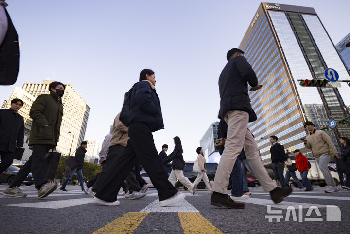 [서울=뉴시스] 김근수 기자 = 초겨울 날씨를 보인 지난달 27일 오전 서울 종로구 세종대로에서 시민들이 출근길에 나서고 있다. 2025.10.26. ks@newsis.com
