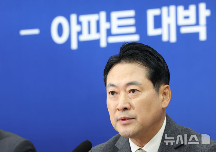 [서울=뉴시스] 김명년 기자 = 장동혁 국민의힘 대표가 27일 오전 서울 여의도 국회에서 열린 최고위원회의에서 발언하고 있다. 2025.10.27. kmn@newsis.com