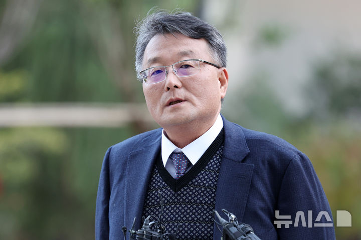 [서울=뉴시스] 조성우 기자 = 김건희 여사 의혹을 수사하는 민중기 특별검사팀에 새로 임명된 김경호 신임 특검보가 27일 오전 서울 종로구 KT광화문빌딩 웨스트에 마련된 특검 사무실에 출근하며 발언하고 있다. 2025.10.27. xconfind@newsis.com