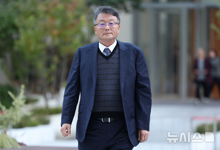[서울=뉴시스] 조성우 기자 = 김건희 여사 의혹을 수사하는 민중기 특별검사팀에 새로 임명된 김경호 신임 특검보가 27일 오전 서울 종로구 KT광화문빌딩 웨스트에 마련된 특검 사무실에 출근하고 있다. 2025.10.27. xconfind@newsis.com