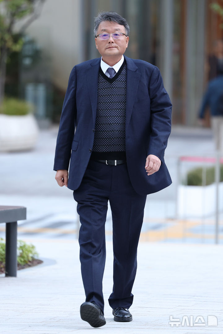 [서울=뉴시스] 조성우 기자 = 김건희 여사 의혹을 수사하는 민중기 특별검사팀에 새로 임명된 김경호 신임 특검보가 27일 오전 서울 종로구 KT광화문빌딩 웨스트에 마련된 특검 사무실에 출근하고 있다. 2025.10.27. xconfind@newsis.com