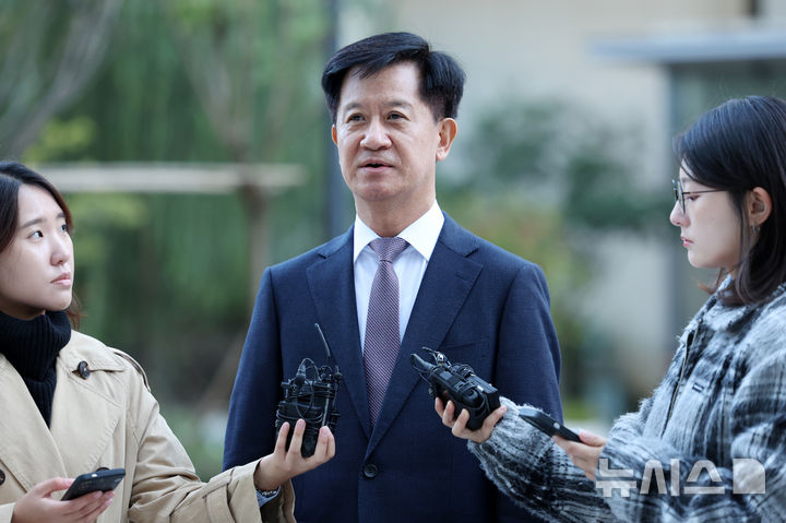 [서울=뉴시스] 조성우 기자 = 김건희 여사 의혹을 수사하는 민중기 특별검사팀에 새로 임명된 박노수 신임 특검보가 27일 오전 서울 종로구 KT광화문빌딩 웨스트에 마련된 특검 사무실에 출근하며 발언하고 있다. 2025.10.27. xconfind@newsis.com