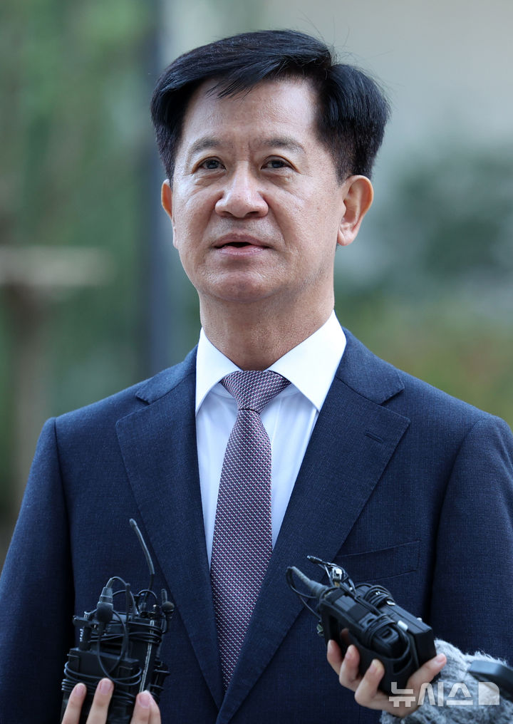 [서울=뉴시스] 조성우 기자 = 김건희 여사 의혹을 수사하는 민중기 특별검사팀에 새로 임명된 박노수 신임 특검보가 27일 오전 서울 종로구 KT광화문빌딩 웨스트에 마련된 특검 사무실에 출근하며 발언하고 있다. 2025.10.27. xconfind@newsis.com
