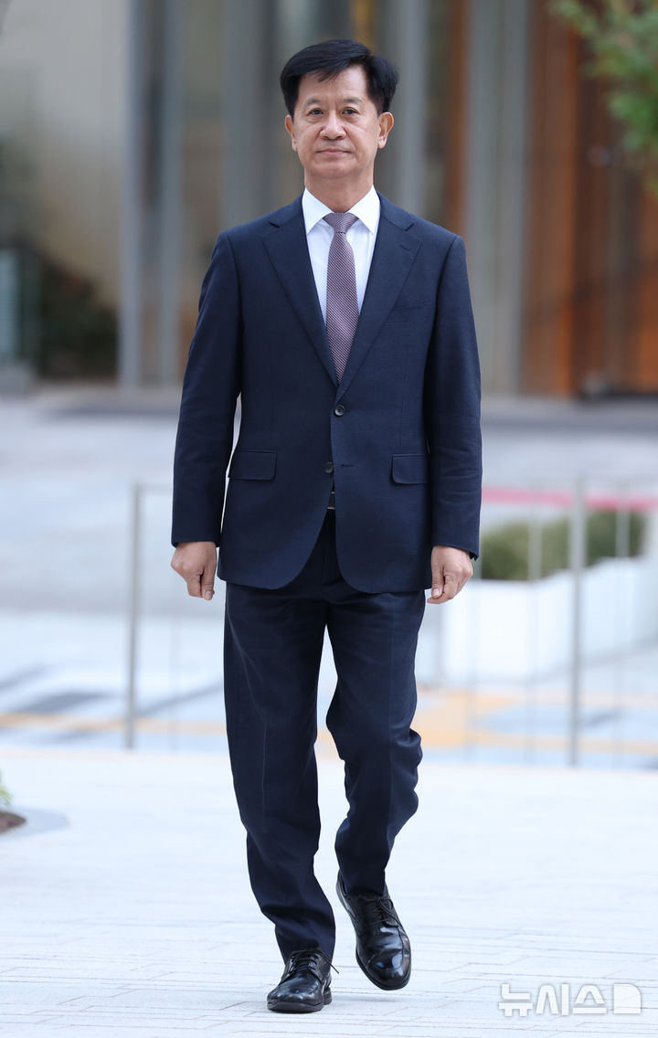 [서울=뉴시스] 조성우 기자 = 김건희 여사 의혹을 수사하는 민중기 특별검사팀에 새로 임명된 박노수 신임 특검보가 27일 오전 서울 종로구 KT광화문빌딩 웨스트에 마련된 특검 사무실에 출근하고 있다. 2025.10.27. xconfind@newsis.com