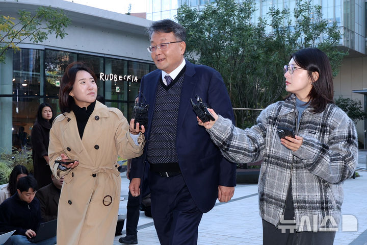 [서울=뉴시스] 조성우 기자 = 김건희 여사 의혹을 수사하는 민중기 특별검사팀에 새로 임명된 김경호 신임 특검보가 27일 오전 서울 종로구 KT광화문빌딩 웨스트에 마련된 특검 사무실에 출근하고 있다. 2025.10.27. xconfind@newsis.com