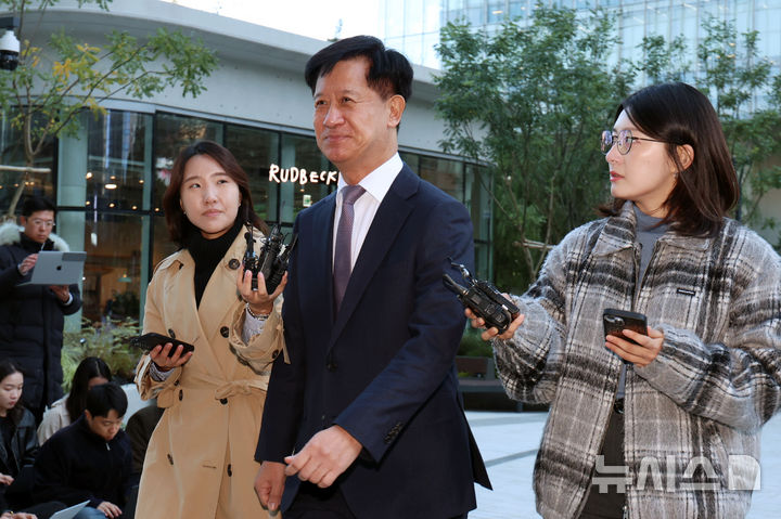 [서울=뉴시스] 조성우 기자 = 김건희 여사 의혹을 수사하는 민중기 특별검사팀에 새로 임명된 박노수 신임 특검보가 27일 오전 서울 종로구 KT광화문빌딩 웨스트에 마련된 특검 사무실에 출근하고 있다. 2025.10.27. xconfind@newsis.com