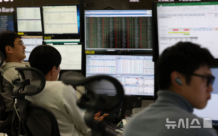 [서울=뉴시스] 27일 파이낸셜타임스(FT), CNN 등 외신에 따르면 일본 닛케이225지수(닛케이평균주가)는 전 거래일보다 2.46% 급등한 5만512.32로 장을 마감해 사상 처음 5만 고지를 돌파했다. 사진은 코스피가 전 거래일(3941.59)보다 58.20포인트(1.48%) 오른 3999.79에 개장한 27일 서울 중구 하나은행 딜링룸에서 직원이 업무를 보고 있다. 2025.10.27.