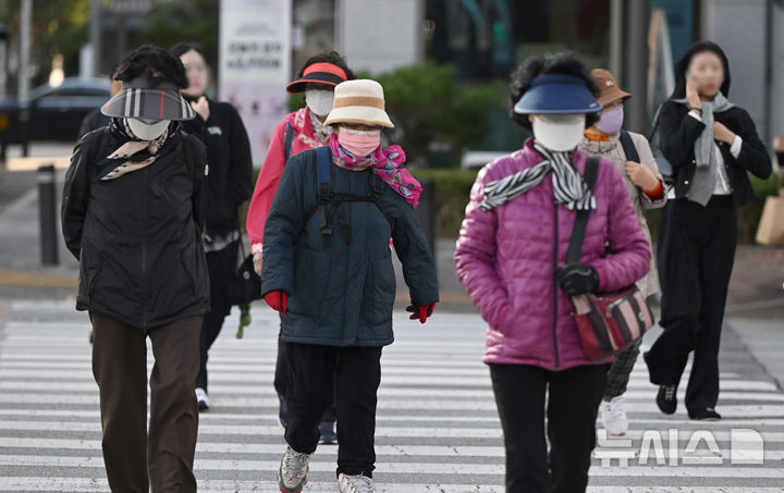 [광주=뉴시스] 이현행 기자 = 27일 오전 광주 서구 치평동 한 거리에서 시민들이 추위에 맞서 꽁꽁 싸맨 채 횡단보도를 건너고 있다. 이날 광주 일최저기온은 광주 무등산이 2.8도를 기록했다. 2025.10.27. lhh@newsis.com
