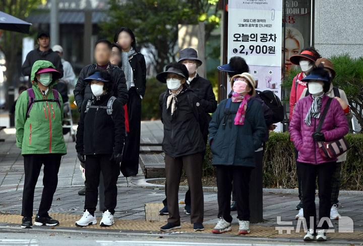 [광주=뉴시스] 이현행 기자 = 27일 오전 광주 서구 치평동 한 거리에서 시민들이 추위에 맞서 꽁꽁 싸맨 채 횡단보도를 기다리고 있다. 이날 광주 일최저기온은 광주 무등산이 2.8도를 기록했다. 2025.10.27. lhh@newsis.com