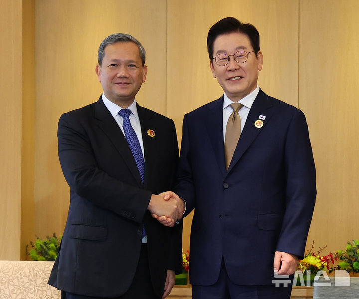 [쿠알라룸푸르=뉴시스] 고범준 기자 = 이재명 대통령과 훈 마네트 캄보디아 총리가 27일(현지 시간) 말레이시아 쿠알라룸푸르 한 호텔에서 정상회담에 앞서 악수하고 있다. 2025.10.27. bjko@newsis.com