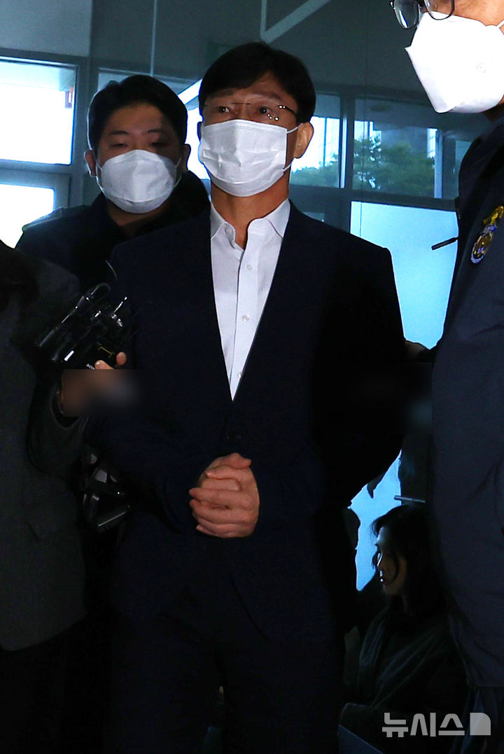 [서울=뉴시스] 박주성 기자 = 임성근 전 해병대 1사단장이 27일 서울 서초구 이명현 순직해병 특별검사팀에 피의자 신분으로 출석하고 있다.  2025.10.27. park7691@newsis.com