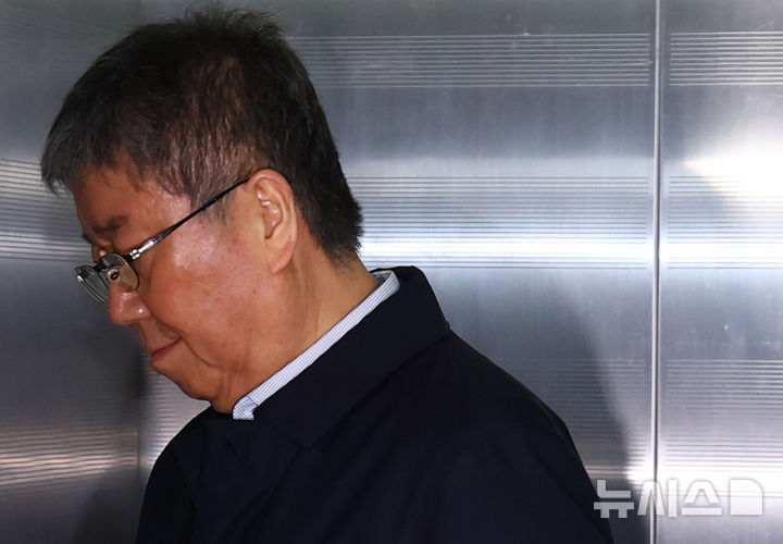 [서울=뉴시스] 박주성 기자 = 김대기 전 대통령실 비서실장이 27일 서울 서초구 이명현 순직해병 특별검사팀에 참고인 신분으로 출석하고 있다. 2025.10.27. park7691@newsis.com