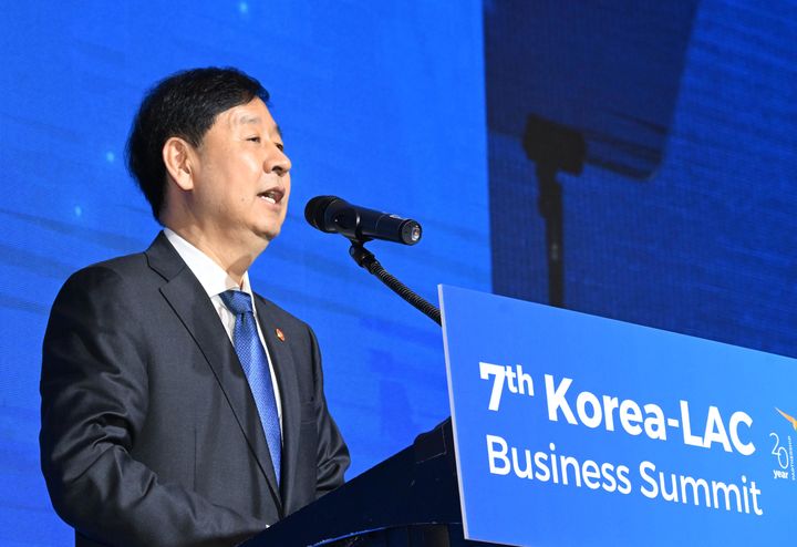 [서울=뉴시스] 사진은 구윤철 경제부총리 겸 기획재정부 장관이 지난달 27일 오전 서울 영등포구 콘래드호텔에서 열린 '제7차 한-중남미 비즈니스 서밋'에서 개회사를 하고 있는 모습. (사진=기획재정부 제공) 2025.10.27. photo@newsis.com *재판매 및 DB 금지