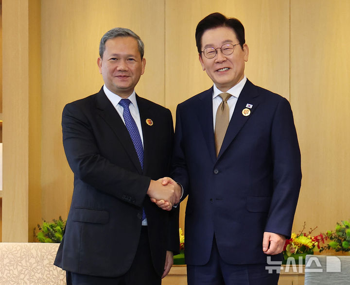 [쿠알라룸푸르=뉴시스] 고범준 기자 = 이재명 대통령과 훈 마네트 캄보디아 총리가 27일(현지 시간) 말레이시아 쿠알라룸푸르 한 호텔에서 정상회담에 앞서 기념촬영을 하고 있다. 2025.10.27. bjko@newsis.com