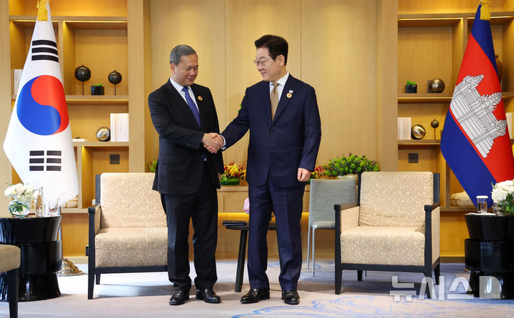 [쿠알라룸푸르=뉴시스] 고범준 기자 = 이재명 대통령과 훈 마네트 캄보디아 총리가 27일(현지 시간) 말레이시아 쿠알라룸푸르 한 호텔에서 정상회담에 앞서 악수하고 있다. 2025.10.27. bjko@newsis.com