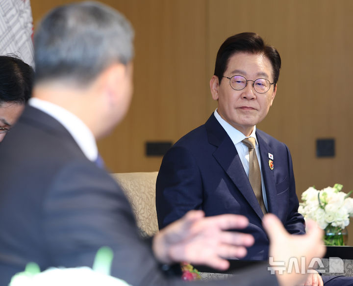 [쿠알라룸푸르=뉴시스] 고범준 기자 = 이재명 대통령과 훈 마네트 캄보디아 총리가 27일(현지 시간) 말레이시아 쿠알라룸푸르 한 호텔에서 정상회담을 하고 있다. 2025.10.27. bjko@newsis.com