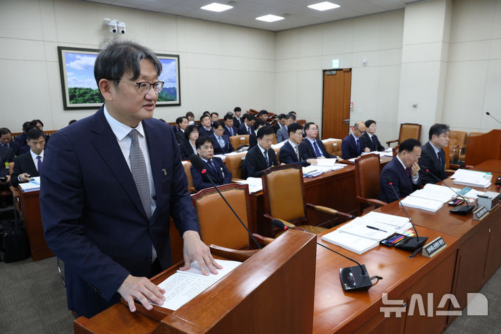 [서울=뉴시스] 김명년 기자= 권기섭 경제사회노동위원장이 27일 오전 서울 여의도 국회 기후에너지환경노동위원회에서 열린 경사노위 등에 대한 국정감사에서 업무보고하고 있다. 2025.10.27. kmn@newsis.com