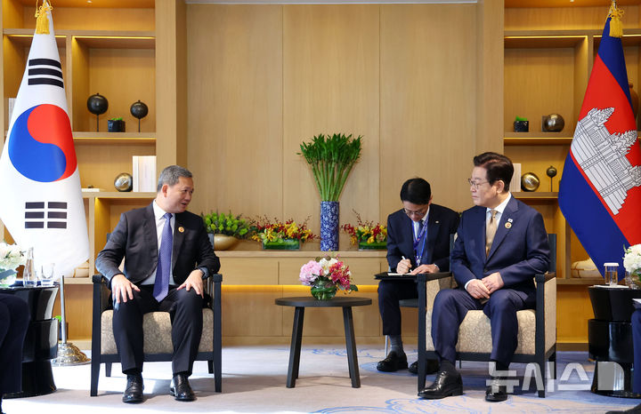 [쿠알라룸푸르=뉴시스] 고범준 기자 = 이재명 대통령과 훈 마네트 캄보디아 총리가 27일(현지 시간) 말레이시아 쿠알라룸푸르 한 호텔에서 정상회담을 하고 있다. 2025.10.27. bjko@newsis.com