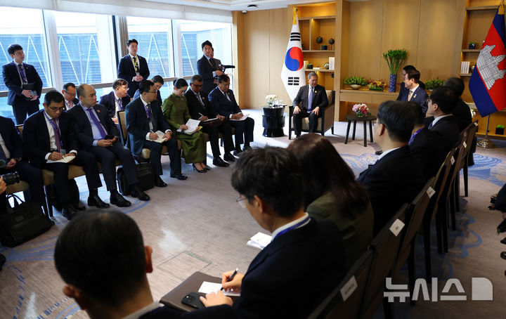 [쿠알라룸푸르=뉴시스] 고범준 기자 = 이재명 대통령과 훈 마네트 캄보디아 총리가 27일(현지 시간) 말레이시아 쿠알라룸푸르 한 호텔에서 정상회담을 하고 있다. 2025.10.27. bjko@newsis.com