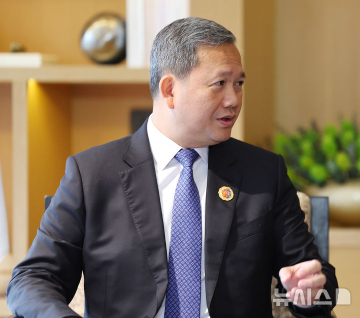 [쿠알라룸푸르=뉴시스] 고범준 기자 = 훈 마네트 캄보디아 총리가 27일(현지 시간) 말레이시아 쿠알라룸푸르 한 호텔에서 이재명 대통령과 정상회담을 하고 있다. 2025.10.27. bjko@newsis.com