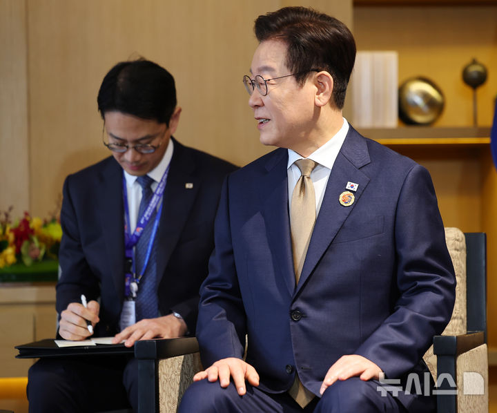 [쿠알라룸푸르=뉴시스] 고범준 기자 = 이재명 대통령이 27일(현지 시간) 말레이시아 쿠알라룸푸르 한 호텔에서 훈 마네트 캄보디아 총리와 정상회담을 하고 있다. 2025.10.27. bjko@newsis.com