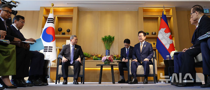 [쿠알라룸푸르=뉴시스] 고범준 기자 = 이재명 대통령과 훈 마네트 캄보디아 총리가 27일(현지 시간) 말레이시아 쿠알라룸푸르 한 호텔에서 정상회담을 하고 있다. 2025.10.27. bjko@newsis.com