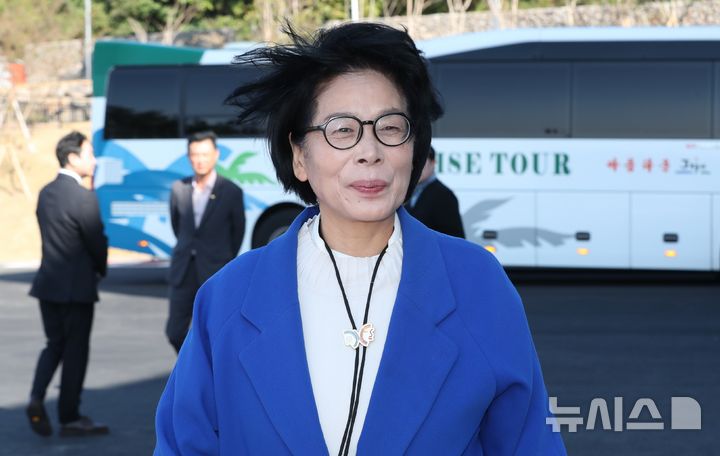 [서귀포=뉴시스] 우장호 기자 = 최민희 더불어민주당 소속 국회 과학기술정보방송통신위원장이 27일 오전 서귀포시 하원동 제주한화우주센터 국정감사 현장시찰을 위해 이동하고 있다. 2025.10.27. woo1223@newsis.com