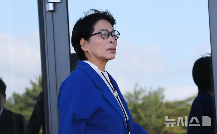 [서귀포=뉴시스] 우장호 기자 = 최민희 더불어민주당 소속 국회 과학기술정보방송통신위원장이 27일 오전 서귀포시 하원동 제주한화우주센터 국정감사 현장시찰을 위해 이동하고 있다. 2025.10.27. woo1223@newsis.com