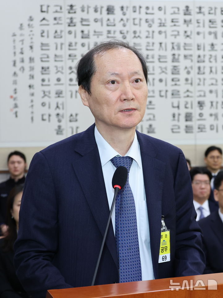 [서울=뉴시스] 김금보 기자 = 이완규 전 법제처장이 27일 서울 여의도 국회에서 열린 법제사법위원회의 대검찰청에 대한 국정감사에서 선서 거부 사유를 소명하고 있다. 2025.10.27. kgb@newsis.com