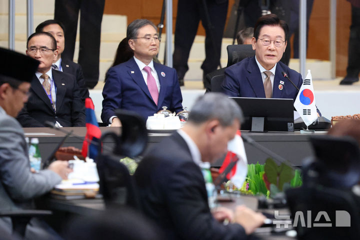 [쿠알라룸푸르=뉴시스] 고범준 기자 = 이재명 대통령이 27일(현지 시간) 말레이시아 쿠알라룸푸르 컨벤션 센터에서 열린 한-아세안(ASEAN·동남아시아국가연합) 정상회의에서 발언하고 있다. 2025.10.27. bjko@newsis.com