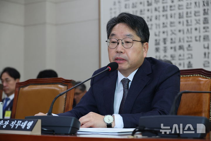 [서울=뉴시스] 김금보 기자 = 노만석 검찰총장 직무대행이 27일 서울 여의도 국회에서 열린 법제사법위원회의 대검찰청에대한 국정감사에서 질의에 답하고 있다. 2025.10.27. kgb@newsis.com