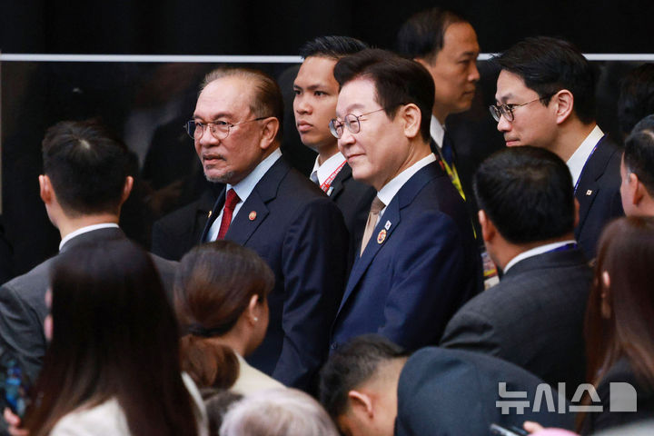 [쿠알라룸푸르=뉴시스] 고범준 기자 = 이재명 대통령과 안와르 이브라힘 말레이시아 총리가 27일(현지 시간) 말레이시아 쿠알라룸푸르 컨벤션 센터에서 열린 한-아세안(ASEAN·동남아시아국가연합) 정상회의에 입장하고 있다. 2025.10.27. bjko@newsis.com
