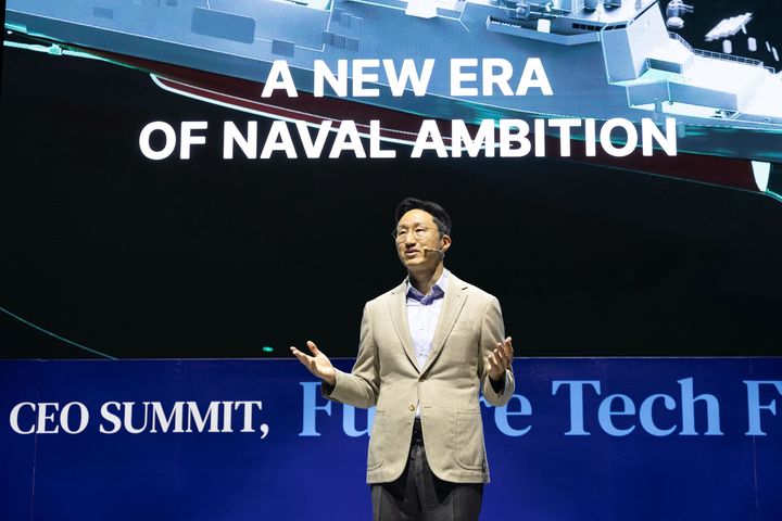 [서울=뉴시스] 정기선 HD현대 회장이 27일 경북 경주 엑스포대공원 문화센터 문무홀에서 열린 APEC CEO 서밋 '퓨처 테크 포럼: 조선'에서 기조연설을 하고 있다. (사진=HD현대 제공) 2025.10.27. photo@newsis.com *재판매 및 DB 금지