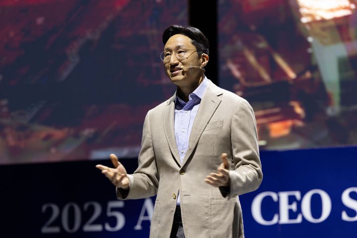 [서울=뉴시스] 정기선 HD현대 회장이 지난 2025년 10월 27일 경북 경주 엑스포대공원 문화센터 문무홀에서 열린 APEC CEO 서밋 '퓨처 테크 포럼: 조선'에서 기조연설을 하고 있다. (사진=HD현대 제공) 2025.10.27. photo@newsis.com *재판매 및 DB 금지