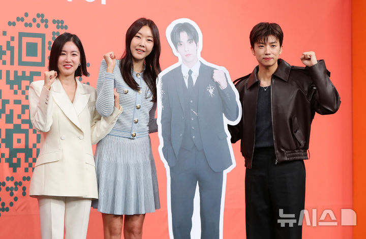 [서울=뉴시스] 김혜진 기자 = 방송인 황우슬혜(왼쪽부터), 한혜진, 장우영이 27일 오전 서울 영등포구 KBS본관에서 열린 예능 프로그램 '누난 내게 여자야' 제작발표회에서 포즈를 취하고 있다. 2025.10.27.&nbsp; jini@newsis.com