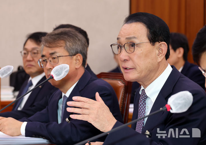 [서울=뉴시스] 고승민 기자 = 노동진 수산업협동조합중앙회장이 27일 서울 여의도 국회에서 열린 농림축산식품해양수산위원회의 수산업협동조합중앙회 등 국정감사에서 의원 질의에 답하고 있다. 2025.10.27. kkssmm99@newsis.com