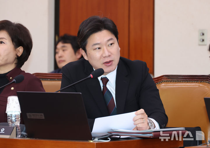 [서울=뉴시스] 고승민 기자 = 진종오 국민의힘 의원이 27일 서울 여의도 국회에서 열린 문화체육관광위원회의 대한체육회 등 국정감사에서 유승민 대한체육회장에게 질의하고 있다. 2025.10.27. kkssmm99@newsis.com