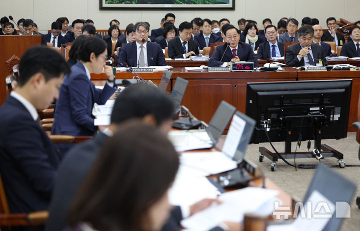 [서울=뉴시스] 김명년 기자= 김태기 중앙노동위원회 위원장이 27일 오전 서울 여의도 국회 기후에너지환경노동위원회에서 열린 경제사회노동위원회 등에 대한 국정감사에서 의원 질의에 답하고 있다. 2025.10.27. kmn@newsis.com