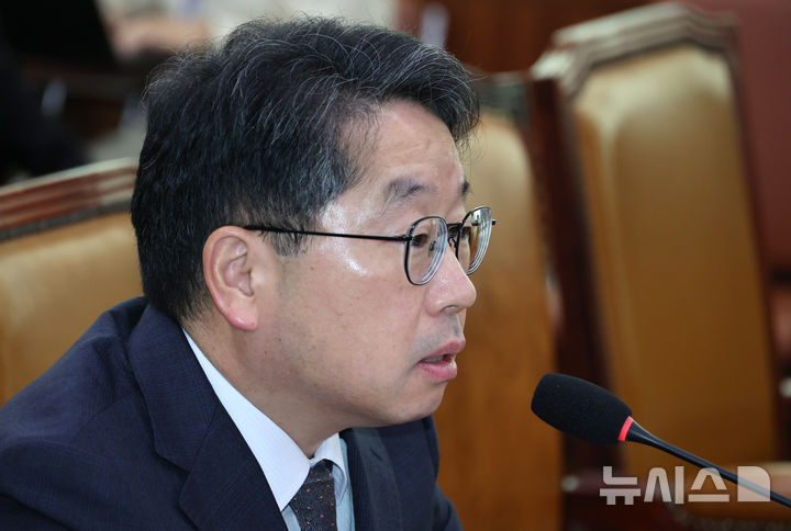 [서울=뉴시스] 김금보 기자 = 노만석 검찰총장 직무대행이 지난달 27일 서울 여의도 국회에서 열린 법제사법위원회의 대검찰청에 대한 국정감사에서 질의에 답하고 있다. 2025.10.27. kgb@newsis.com