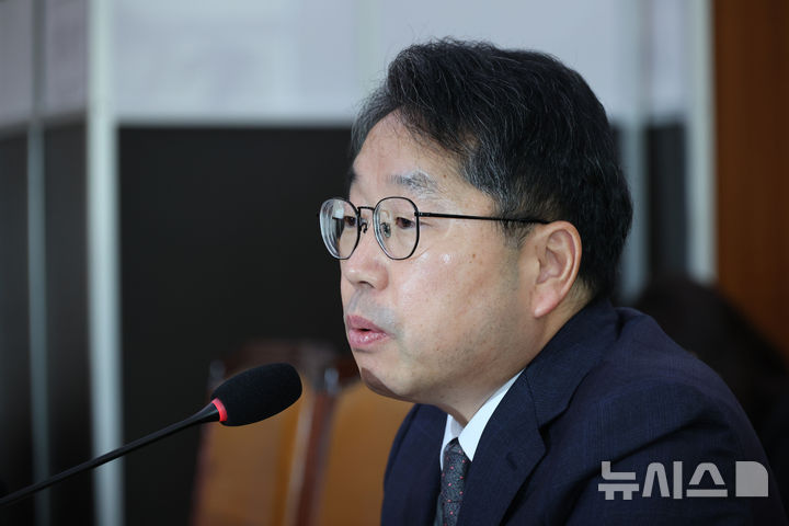 [서울=뉴시스] 김금보 기자 = 노만석 검찰총장 직무대행이 27일 서울 여의도 국회에서 열린 법제사법위원회의 대검찰청에 대한 국정감사에서 질의에 답하고 있다. 2025.10.27. kgb@newsis.com