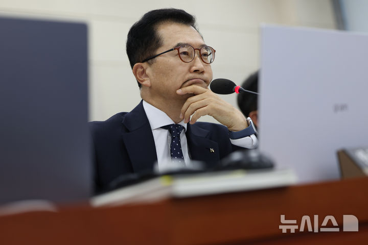 [서울=뉴시스] 김명년 기자 = 안종혁 한국수출입은행장 직무대행이 27일 오전 서울 여의도 국회 기획재정위원회에서 열린 한국수출입은행 등에 대한 국정감사에서 의원 질의를 듣고 있다. 2025.10.27. kmn@newsis.com
