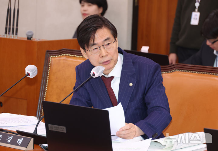 [서울=뉴시스] 고승민 기자 = 조경태 국민의힘 의원이 27일 서울 여의도 국회에서 열린 농림축산식품해양수산위원회의 수산업협동조합중앙회 등 국정감사에서 질의하고 있다. 2025.10.27. kkssmm99@newsis.com