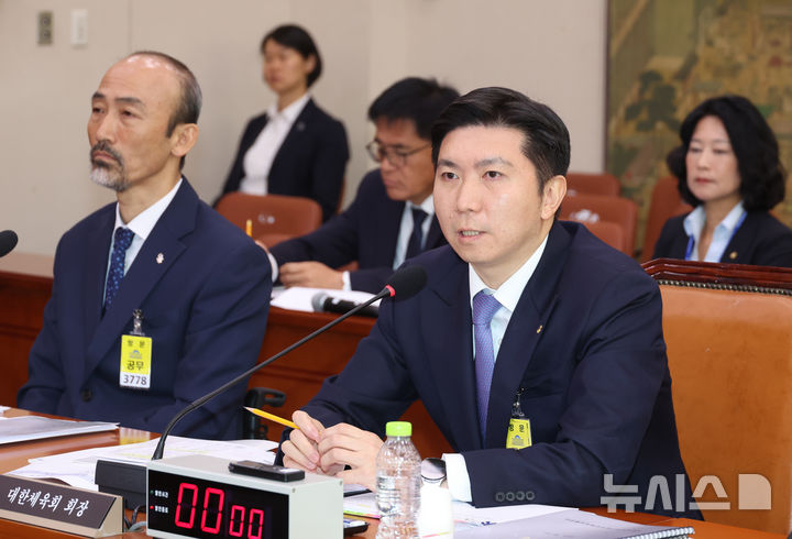 [서울=뉴시스] 고승민 기자 = 유승민 대한체육회장이 27일 서울 여의도 국회에서 열린 문화체육관광위원회의 대한체육회 등 국정감사에서 의원 질의에 답하고 있다. 2025.10.27. kkssmm99@newsis.com